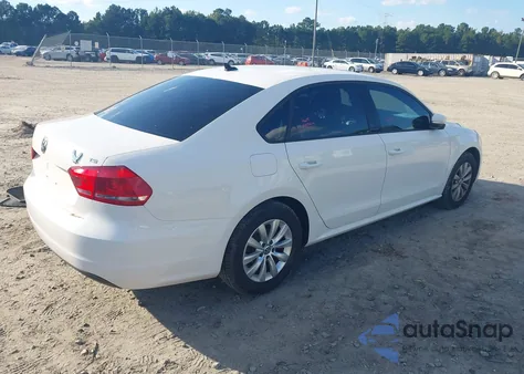 2015 Volkswagen Passat 1.8T Wolfsburg Edition z USA, uszkodzony, nr VIN 1VWAT7A33FC018221